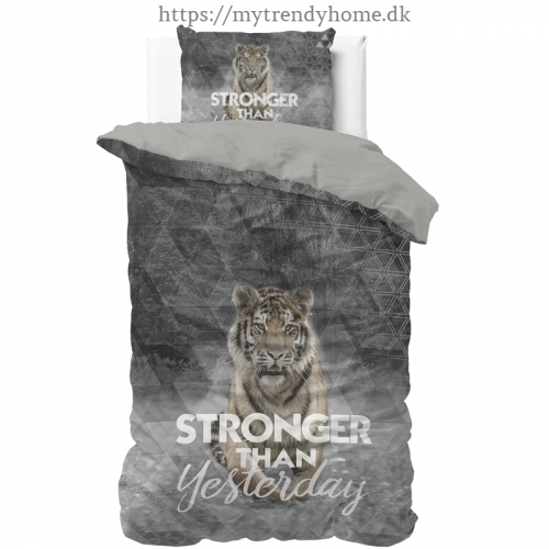 Sengesæt Stronger Grey med tiger på i ren bomuld fra MyTrendyHome.dk