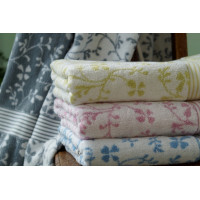 Håndklæde Vintage Floral grå med blomstret mønster fra MytrendyHome.dk